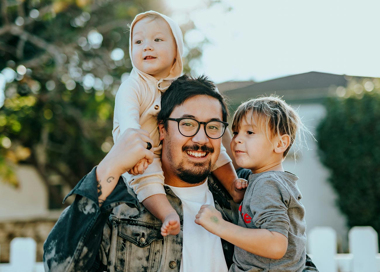 Vader met twee kinderen op zijn arm
